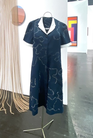 KATHARINA JAHNKE|wenn das Zelt umgeweht wird, 2015|Stickerei auf Kleid|(Schwesternkleid)